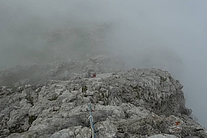 Juli 2023: Sabine im Nebel der "Primavera", 6-, 7 SL, Engelkarturm (Muttekopfhütte, Lechtaler Alpen)